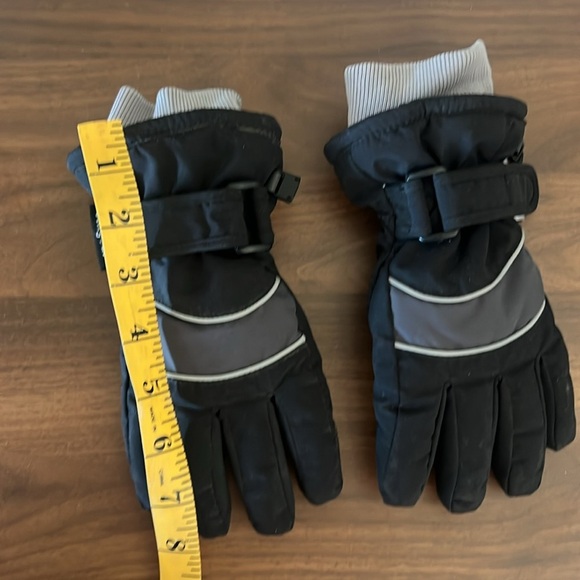 Kids Black Winter Gloves - Picture 4 of 5